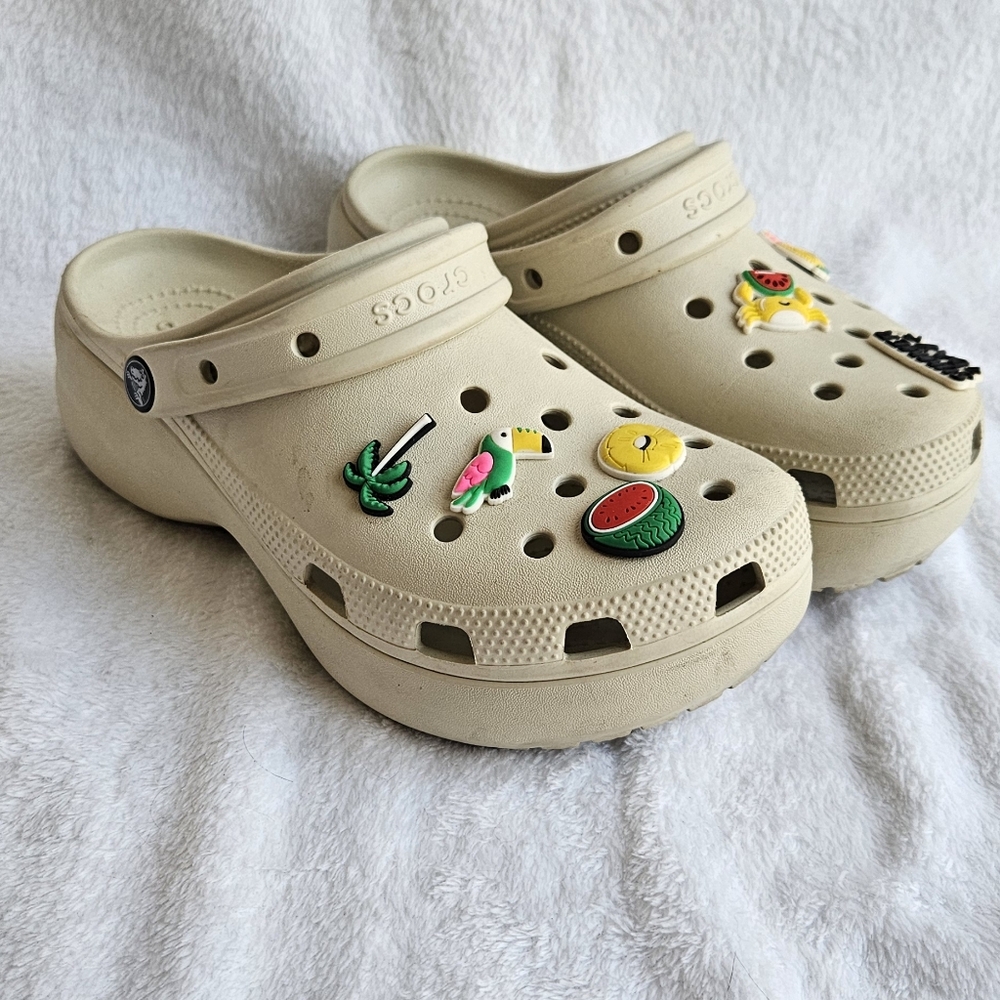CROCS Platform Chunky Clogs with Charms Tan/Bone Size 8